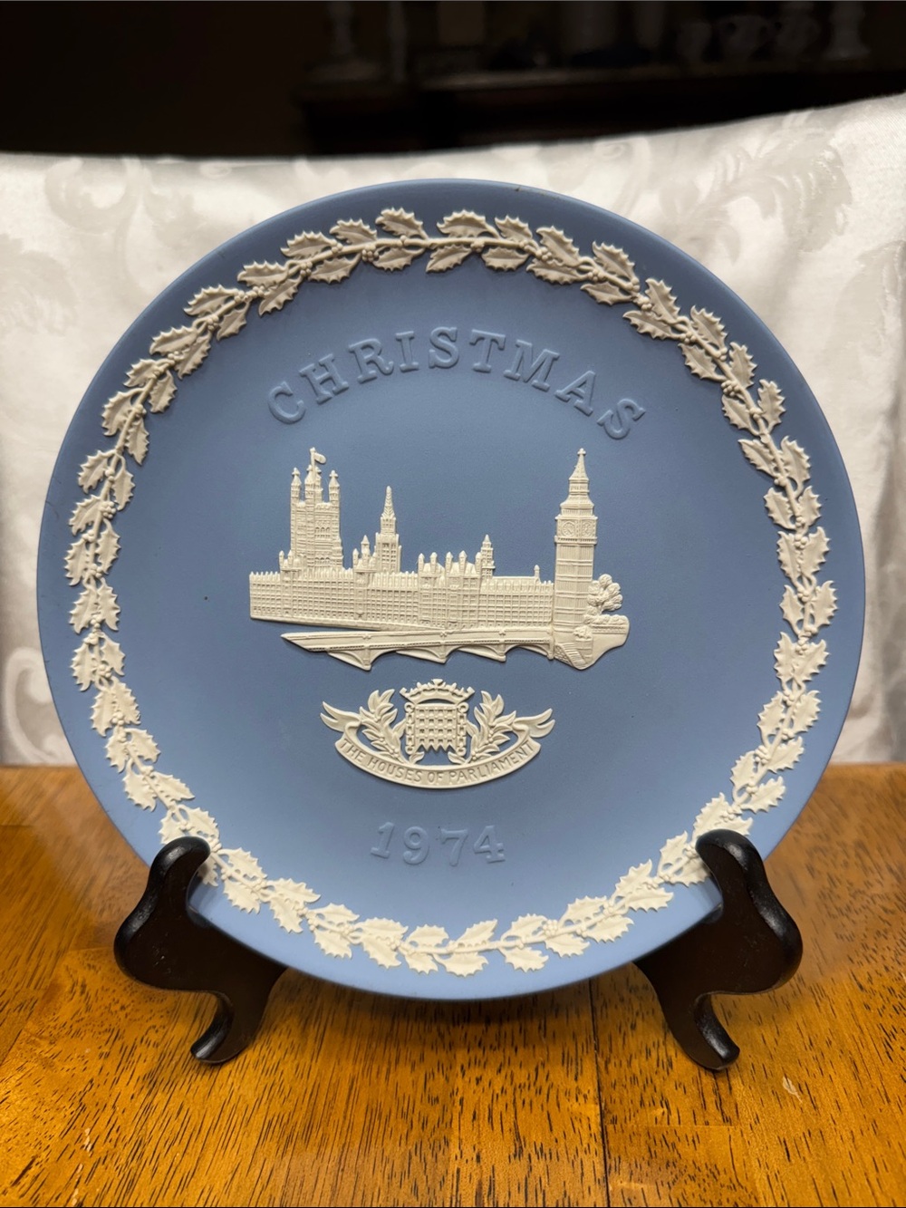 Vtg. 1974 Wedgewood jasperware collectible Christmas plate. 8”